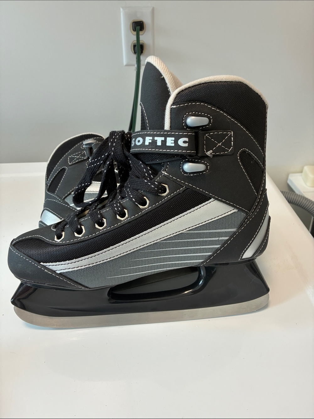 Unisex Black/Grey Ice Skates softer size 6